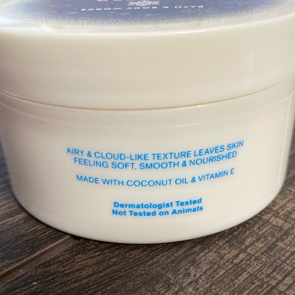 Bath & Body Works Frosted Coconut Snowball Cloud Body Butter - Picture 4 of 10
